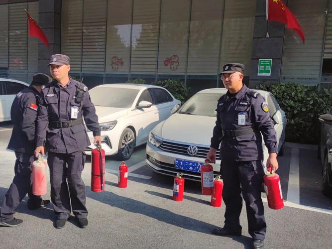 平凡的岗位，非凡的担当 南京保安瞬间化身消防员化解险情